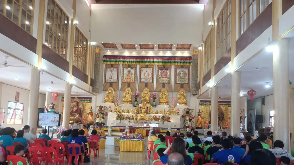 KHIDMAT: Umat Budha Tarakan menjalankan ibadah di Vihara Vajra Bumi Dipa pada Minggu (31/5). AGUS DIAN ZAKARIA/RADAR TARAKAN