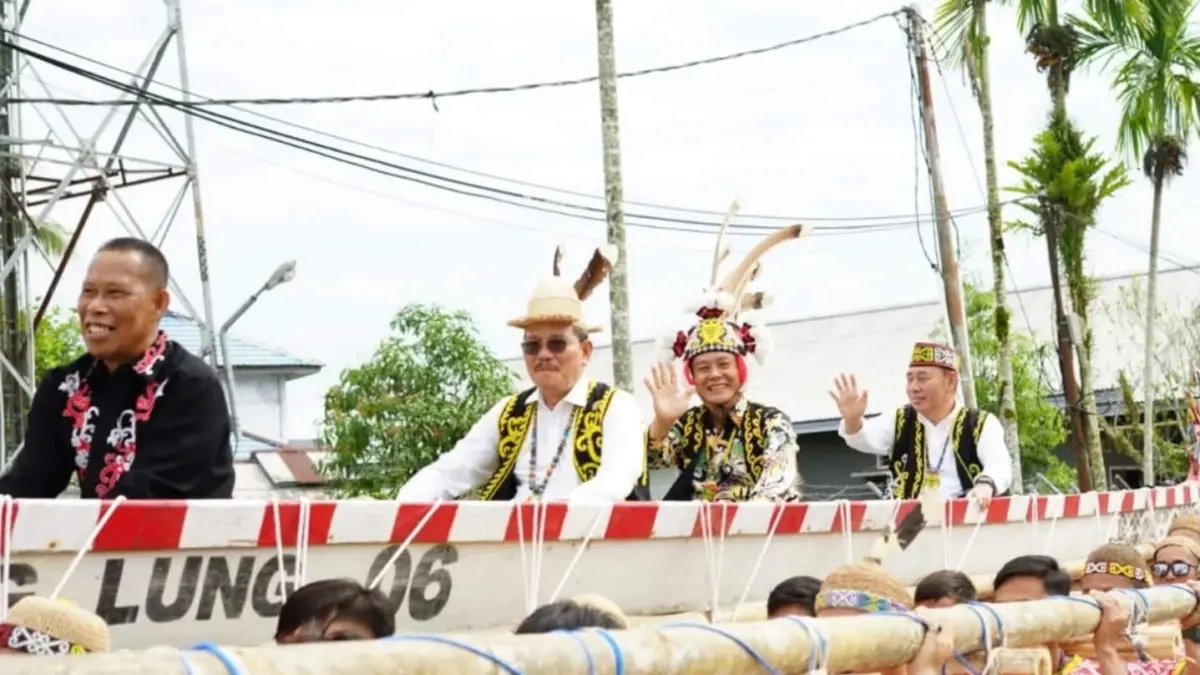MUBES : Tampak pimpinan daerah Bulungan dan Kaltara, disambut warga dalam momentum Mubes LADK di Tanjung Selor.
(Taslee/Radar Tarakan)