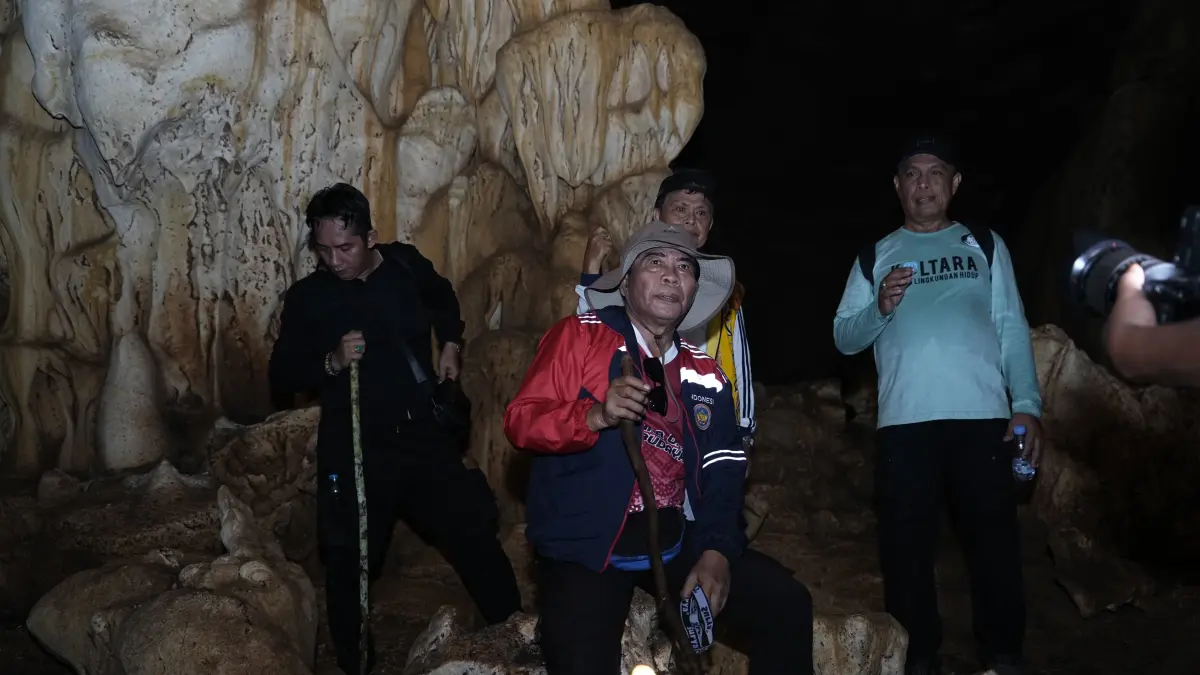 PARIWISATA: Gubernur Kaltara, Zainal Arifin Paliwang bersama beberapa rombongan saat berada di dalam Goa Berlapis. FOTO: DKISP KALTARA