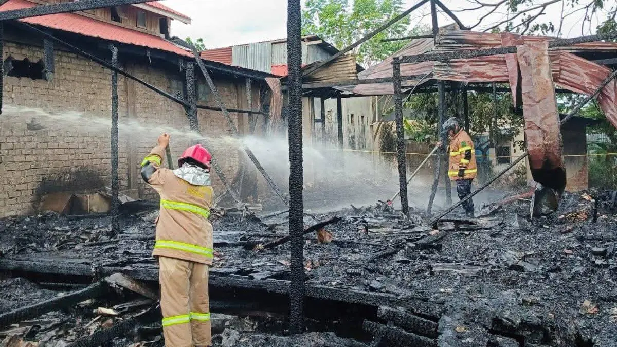 PEMADAMAN : Personel Damkar Nunukan saat melakukan pemadaman dan pendinginan di lokasi kejadian.&nbsp;
