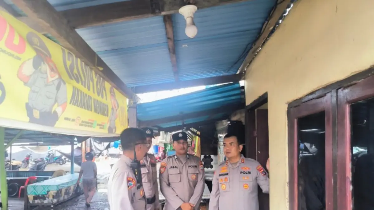 PENGECEKAN: Kapolres Tarakan AKBP Erwin S. Manik melakukan pengecekan langsung Pos Polisi Pasar Beringin, Jumat (29/5) lalu. POLRES TARAKAN&nbsp;