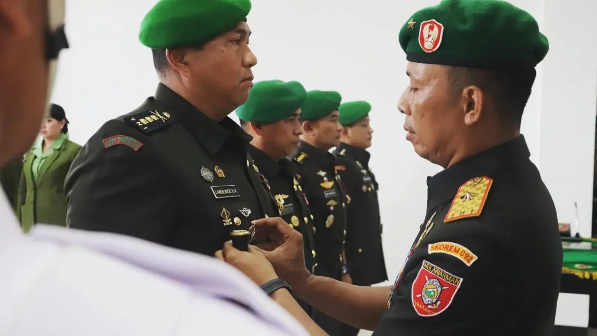 SERTIJAB: Danrem 092/Maharajalila Brigjen TNI Mohammad Sjahroni memimpin sertijab Kasiops dan Kasipers. FOTO: KOREM 092/MAHARAJALILA