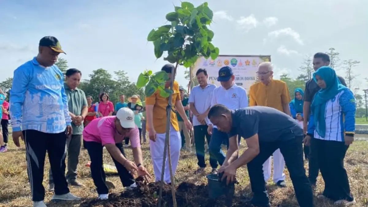 TANAM POHON: Bupati Bulungan, Syarwani bersama umat Buddha menanam pohon bodhi di kawasan Kebun Raya Bundahayati, Tanjung Selor, Minggu (31/5). FOTO: RADAR TARAKAN