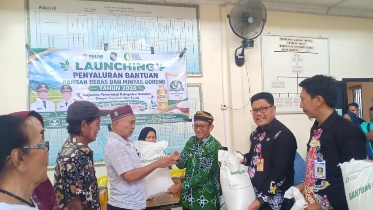 BANTUAN : Wakil Bupati Nunukan, Hermanus didampingi Kepala DKPP Nunukan, Masniadi saat menyerahkan bantuan pangan di Kantor Kelurahan Nunukan Utara. PEMKAB NUNUKAN