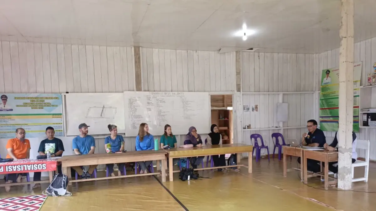 EDUKASI : Tim peneliti gabungan bersama anggota Resort Krayan saat bersosialisasi ke masyarakat terkait rencana penelitian.&nbsp;