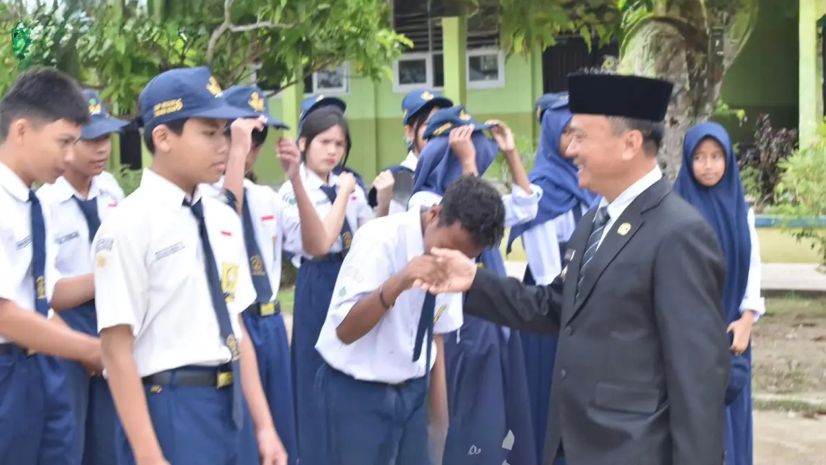 PANCASILA : Wabup Bulungan Kilat menyapa peserta upacara peringatan Hari Lahir Pancasila di SMPN 6 Selimau.
(Taslee/Radar Tarakan)