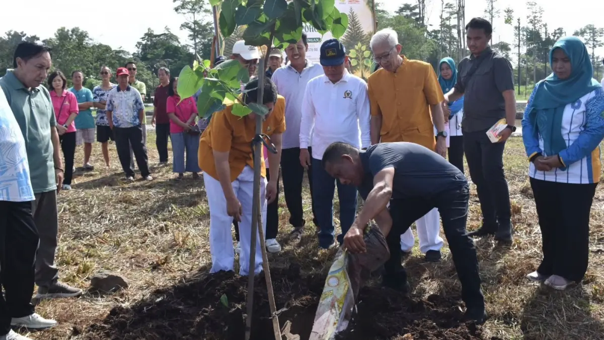 PELESTARIAN : Bupati Bulungan Syarwani bersama jajaran Magabudhi Tanjung Selor melakukan penanaman pohon di kebun raya Bundayati.
(Taslee/Radar Tarakan)