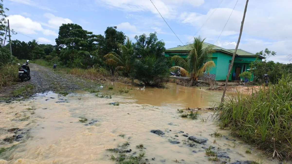 SURUT : Tingginya curah hujan membuat sejumlah rumah di Sei Mengkadu, Kecamatan Nunukan terendam banjir.&nbsp;