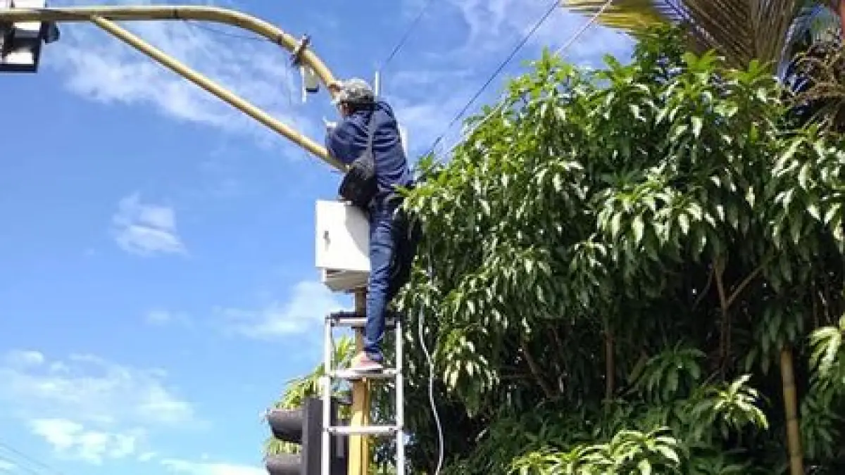 DIPASANG : Pemasangan CCTV di salah satu titik strategis di Kota Tarakan. AGUS DIAN ZAKARIA/RADAR TARAKAN