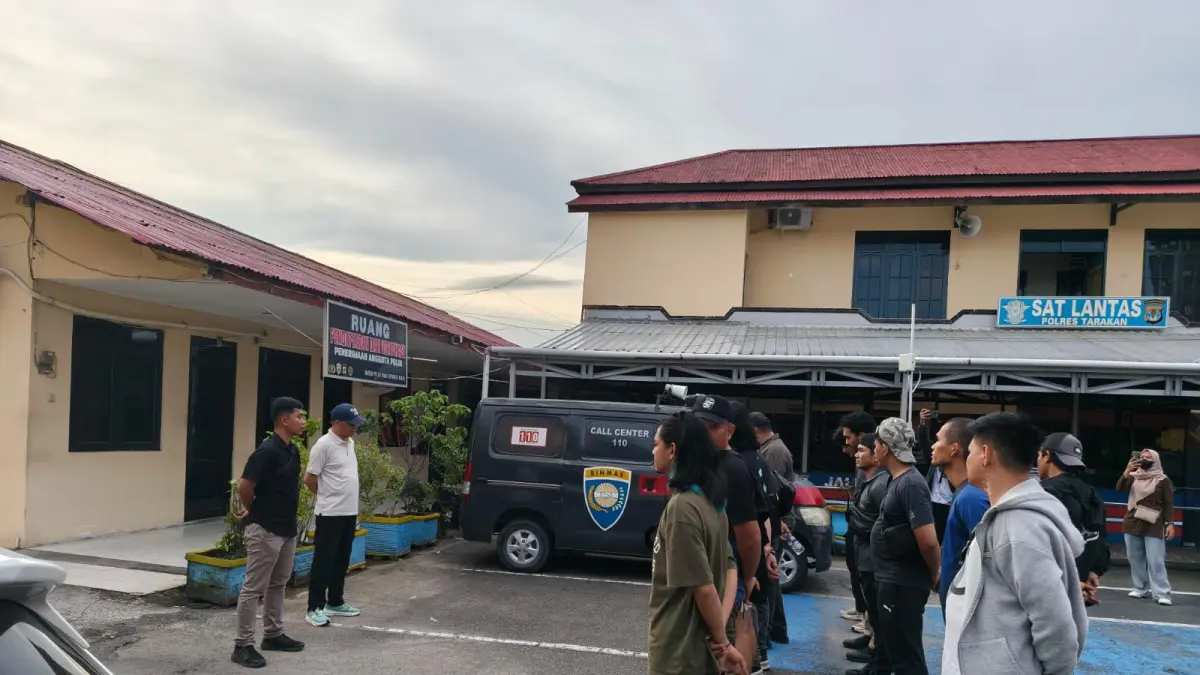 LAPORAN : Berbekal laporan masyarakat tim gabungan berhasil menggerebek lokasi aktivitas peredaran sabu di Perum Korpri, Kelurahan Juata Permai, Kecamatan Tarakan Utara. POLRES TARAKAN&nbsp;