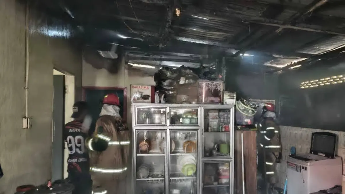 PENDINGINAN : Personel Damkar Sektor Sebatik melakukan pendinginan di dapur rumah milik Samsurijal yang nyaris ludes terbakar.&nbsp;