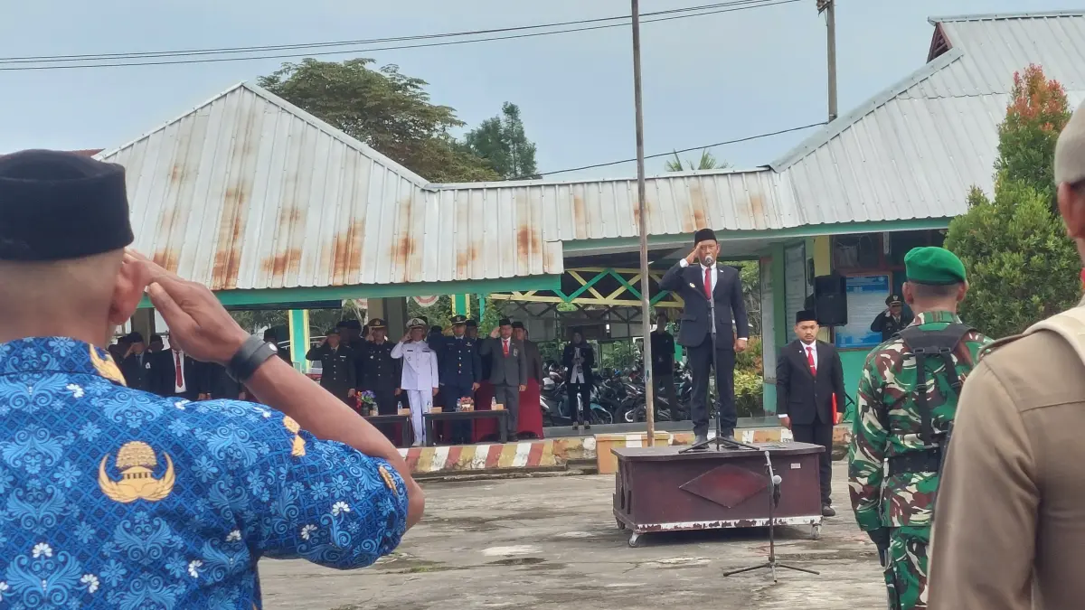 PIMPIN APEL: Bupati Bulungan, Syarwani saat memimpin Hari Lahir Pancasila di SMP Negeri 2 Tanjung Selor, Senin (1/6). FOTO: RADAR TARAKAN