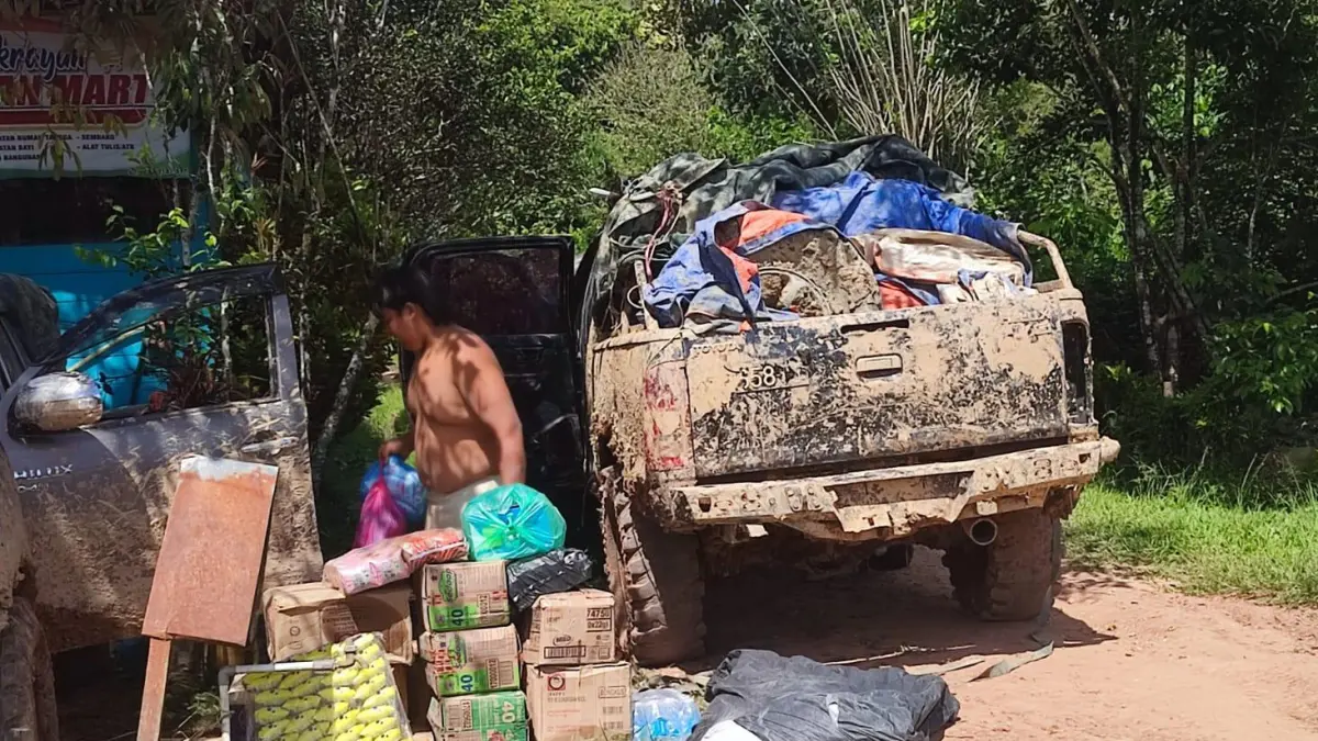 TERTAHAN : Kendaraan pengangkut sembako dan kebutuhan masyarakat ke Krayan Selatan tertahan dan membutuhkan waktu hingga sepekan untuk sampai lantaran kondisi jalan rusak.&nbsp;