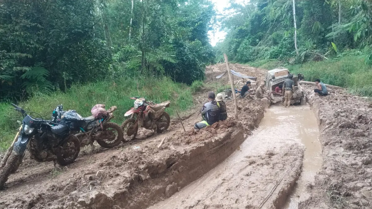 TERTAHAN : Kondisi jalan yang sulit dilalui kendaraan membuat mobilisasi orang dan barang terhambat dan memakan waktu cukup lama.&nbsp;
