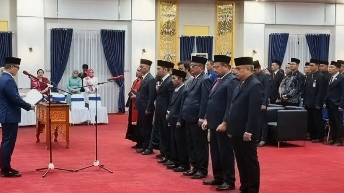 ABDI NEGARA: Bupati Ibrahim Ali melantik enam pejabat JPT Pratama di lingkungan Pemkab Tana Tidung, Selasa malam (2/6).

&nbsp;