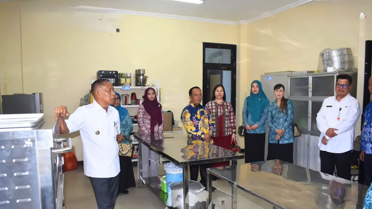 DIRESMIKAN : Bupati Bulungan Syarwani meresmikan dapur pengolahan milik TP PKK Bulungan.
(Taslee/Radar Tarakan)