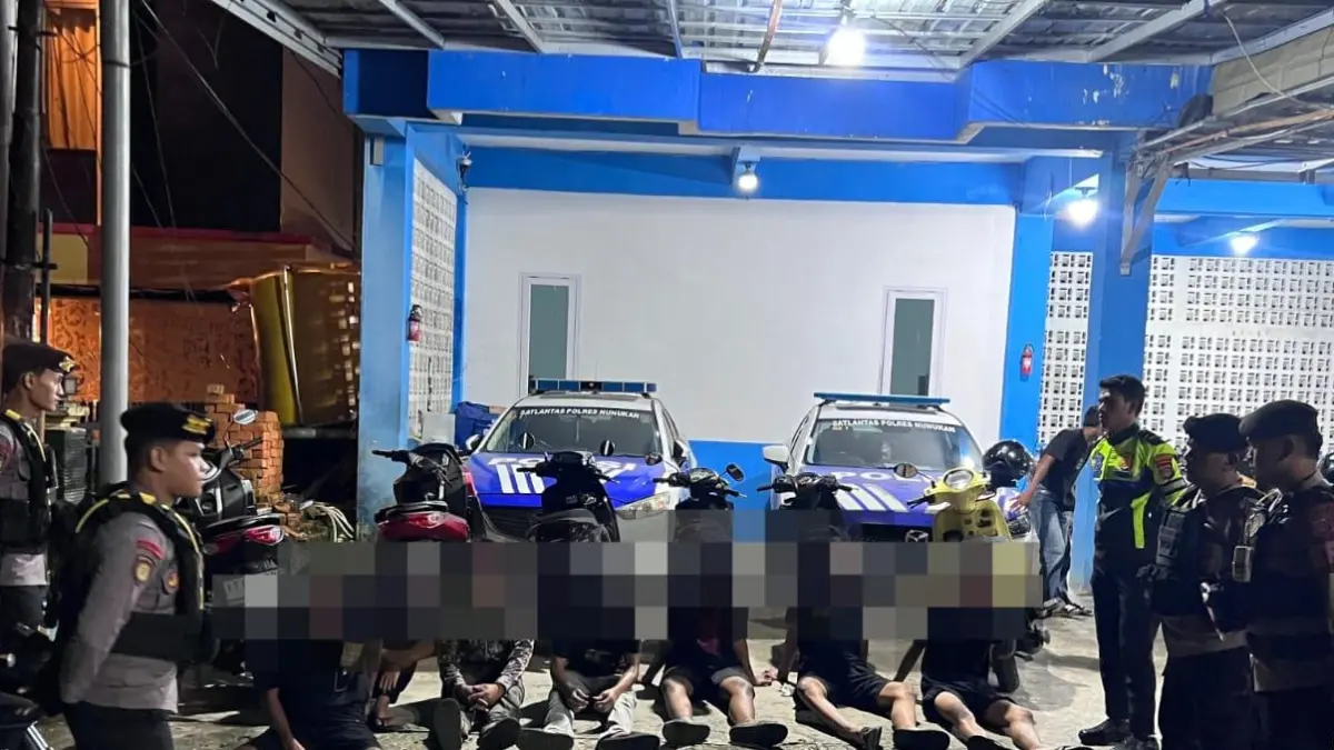 EDUKASI : Para remaja beserta kendaraannya saat diamankan di Pos Satlantas Polres Nunukan mendapatkan pembinaan dan penyuluhan.&nbsp;