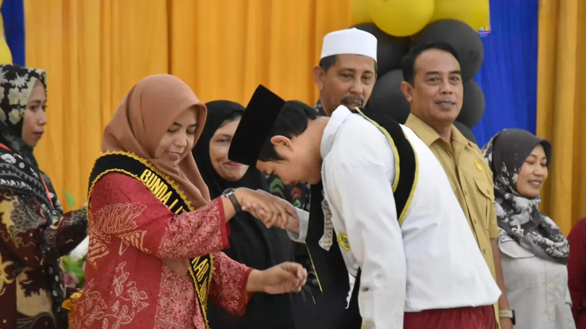 LITERASI : Bunda Literasi Bulungan Sri Nurhandayani mengikuti kegiatan di SD Alkhairaat Tanjung Selor.
(Taslee/Radar Tarakan)