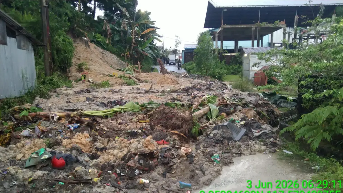 LONGSOR : Hujan deras yang mengguyur Kota Tarakan sejak Selasa malam hingga Rabu dini hari (3/6) mengakibatkan tanah longsor di Jalan Rimba Raya RT 03, Kelurahan Juata Kerikil. ISTIMEWA