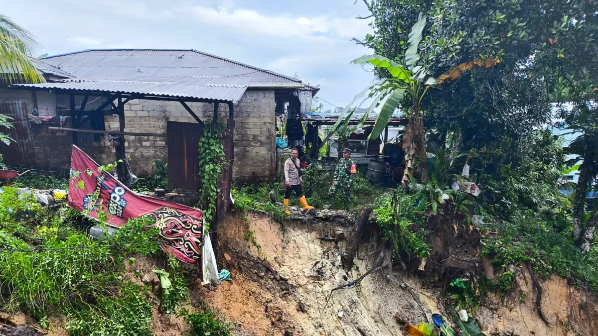 LONGSOR:  Respons cepat ditunjukkan jajaran Polres Tarakan setelah tanah longsor menutup akses Jalan Aki Balak Gang Rimba Raya RT 03, Kelurahan Juata Kerikil, Rabu (3/6) dini hari. POLRES TARAKAN