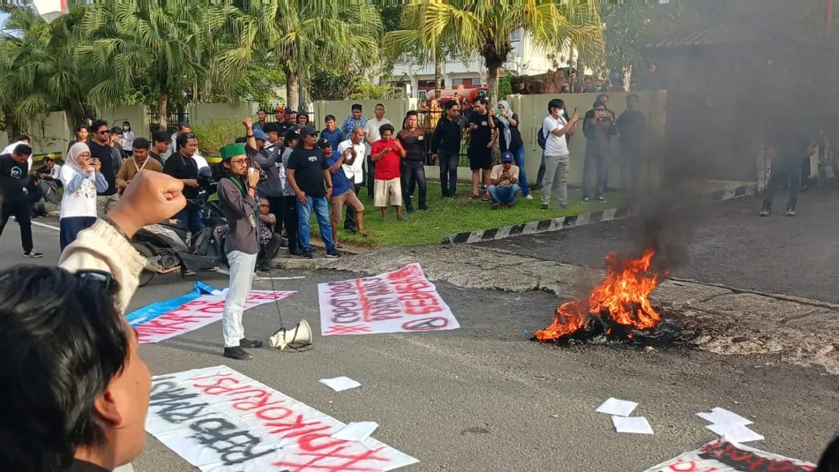 MINTA TRANSPARAN : Aksi unjuk rasa yang meminta pencopotan dua pejabat beberapa waktu lalu. AGUS DIAN ZAKARIA/RADAR TARAKAN