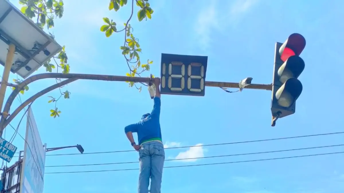 TERPASANG: Petugas melakukan pemasangan kamera pengawas (CCTV) di salah satu titik strategis di Kota Tarakan guna mendukung keamanan. AGUS DIAN ZAKARIA/RADAR TARAKAN