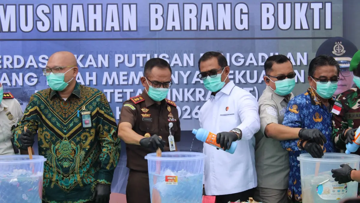 DIMUSNAHKAN : Kajari Nunukan, Burhanuddin bersama Forkopimda Nunukan saat melakukan pemusnahan BB di halaman Kejaksaan Negeri Nunukan.&nbsp;