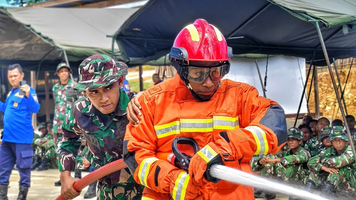 LATIHAN BERSAMA: Disdamkar dan Yonif TP Upuntaka menggelar latiihan pemadaman kebakara, Kamis (4/6).(FOTO: DOK DISDAMKARMAT)