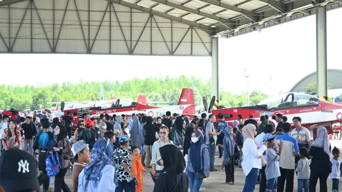 PADATI : Ribuan warga Kota Tarakan memadati Apron Lanud Anang Busra pada Rabu (3/6) untuk menyaksikan secara langsung pesawat-pesawat milik TNI AU.&nbsp;