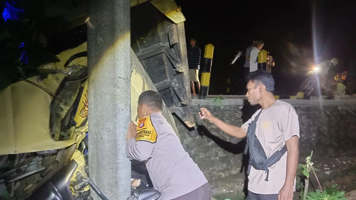 PEMERIKSAAN : Olah tempat kejadian perkara (TKP) dilakukan guna memastikan penyebab laka lantas yang terjadi di Jalan Poros Trans Kalimantan Utara, Desa Mambulu, Kecamatan Sembakung Atulai.&nbsp;