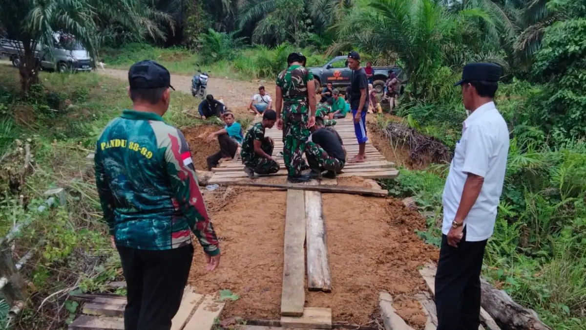 RAMPUNG : Buah dari gotong royong masyarakat pemerintah desa dan TNI menyelesaikan jembatan alternatif di Desa Sungai Limau, Sebatik Tengah.&nbsp;