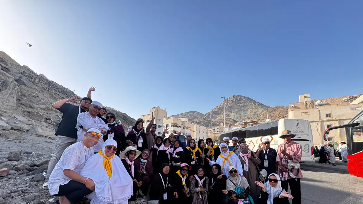 ZIARAH : Jemaah haji asal Kalimantan Utara saat ziarah ke berbagai lokasi bersejarah. Seperti, Jabal Tsur, Jabal Rahmah hingga Gua Hira.&nbsp;