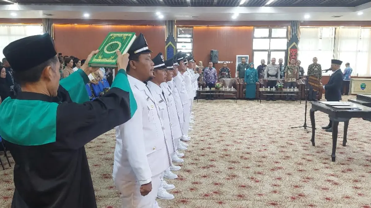 AMBIL SUMPAH: Bupati Bulungan, Syarwani saat melantik kades terpilih 2026. FOTO: RADAR TARAKAN