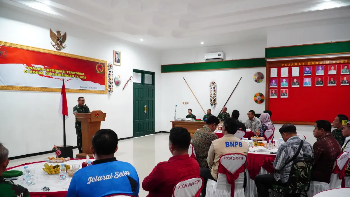 BERI ARAHAN: Dandim 0903/Bulungan, Kolonel Inf Dhuwi Hendradjaja memberikan arahan dalam pelaksanaan analisa informasi teritorial 2026. FOTO: RADAR TARAKAN