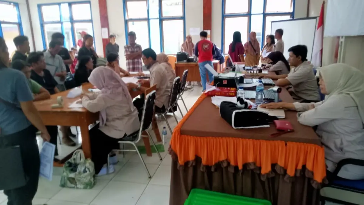 PELAYANAN : Petugas Disdukcapil Nunukan memberikan pelayanan administrasi kependudukan ke masyarakat saat melaksanakan jemput bola.&nbsp;