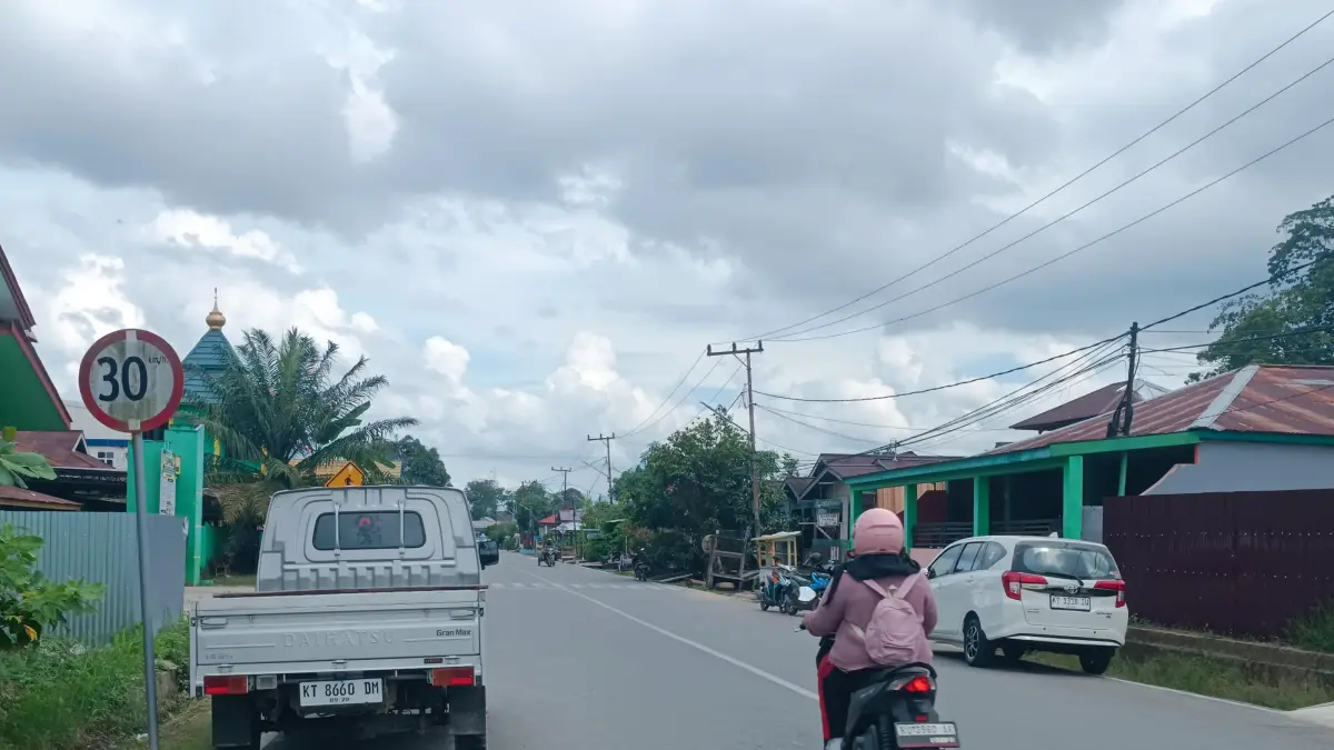 PENDAPATAN: Salah satu kendaraan plat luar KU yang beroperasi di Kaltara. FOTO: IWAN K/RADAR TARAKAN