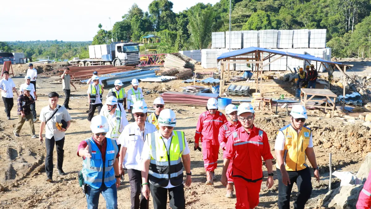 PENDIDIKAN: Wagub Kaltara, Ingkong Ala saat meninjau proses pembangunan SMA Unggul Garuda di Tanjung Selor. FOTO: DKISP KALTARA