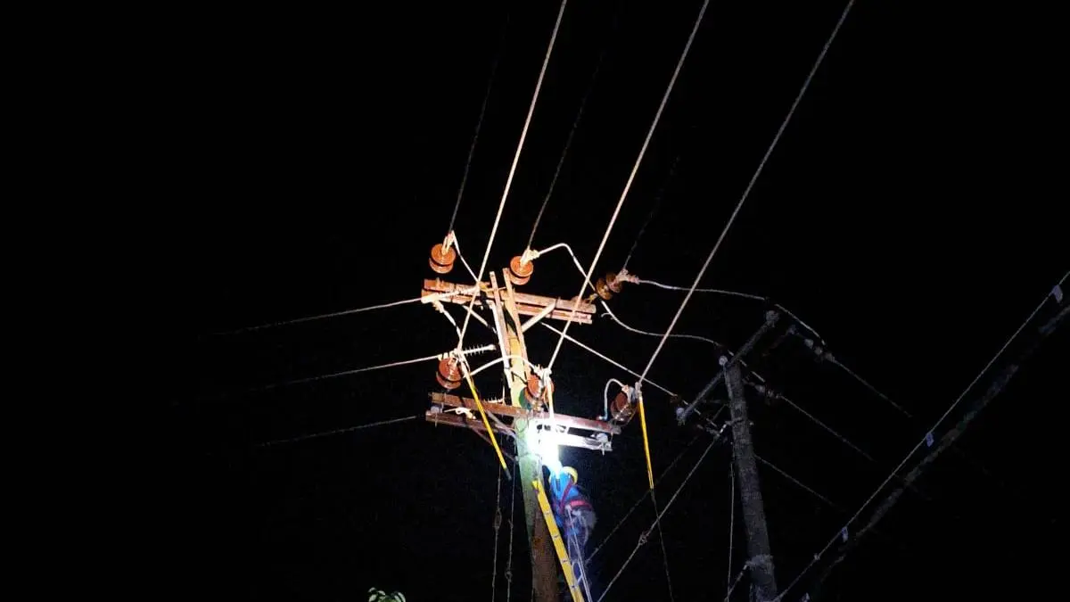 PERBAIKAN : Ilustrasi petugas PLN memperbaiki jaringan listrik. AGUS DIAN ZAKARIA/RADAR TARAKAN

