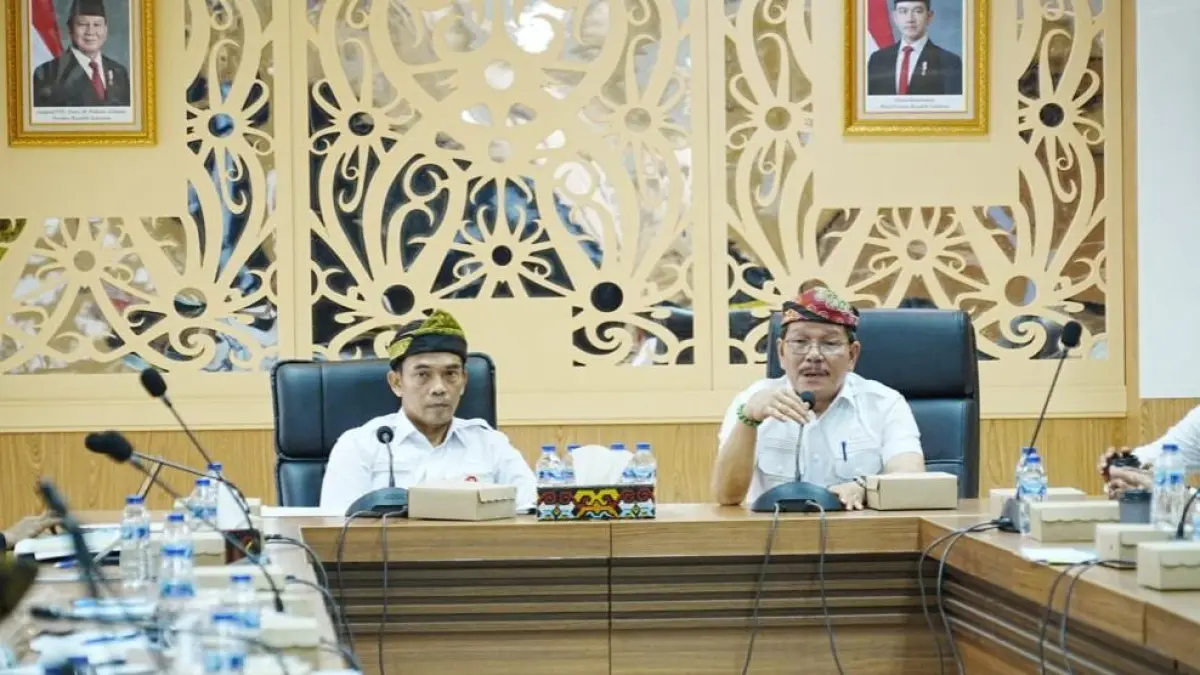 PRIORITAS: Wagub Kaltara, Ingkong Ala (kanan) saat memimpin rapat bersama seluruh kepala OPD Pemprov Kaltara. FOTO: DKISP KALTARA&nbsp;