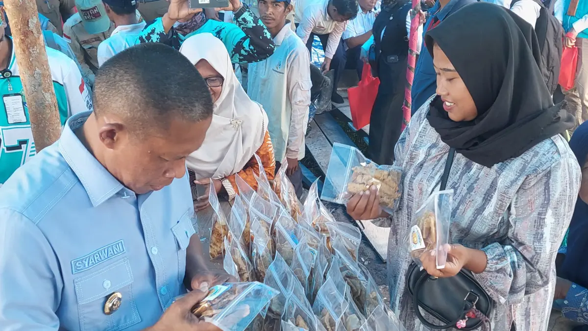PRODUK UMKM: Bupati Bulungan, Syarwani saat memeriksa produk UMKM di Bulungan. FOTO: RADAR TARAKAN