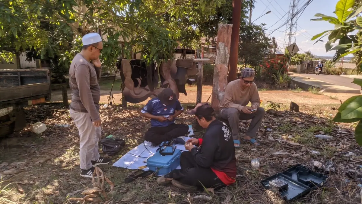 KEMBALI NORMAL: Diskominfo memperbaiki kabel fiber optik yang putus. (FOTO: ISTIMEWA)