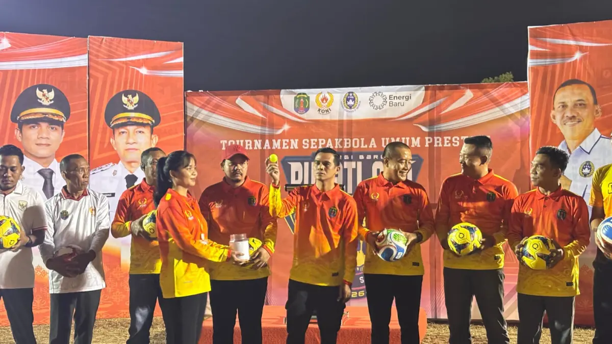 BERGULIR : Bupati Nunukan H. Irwan Sabri saat membuka turnamen Bupati Cup 2026, Sabtu (6/6) malam.&nbsp;