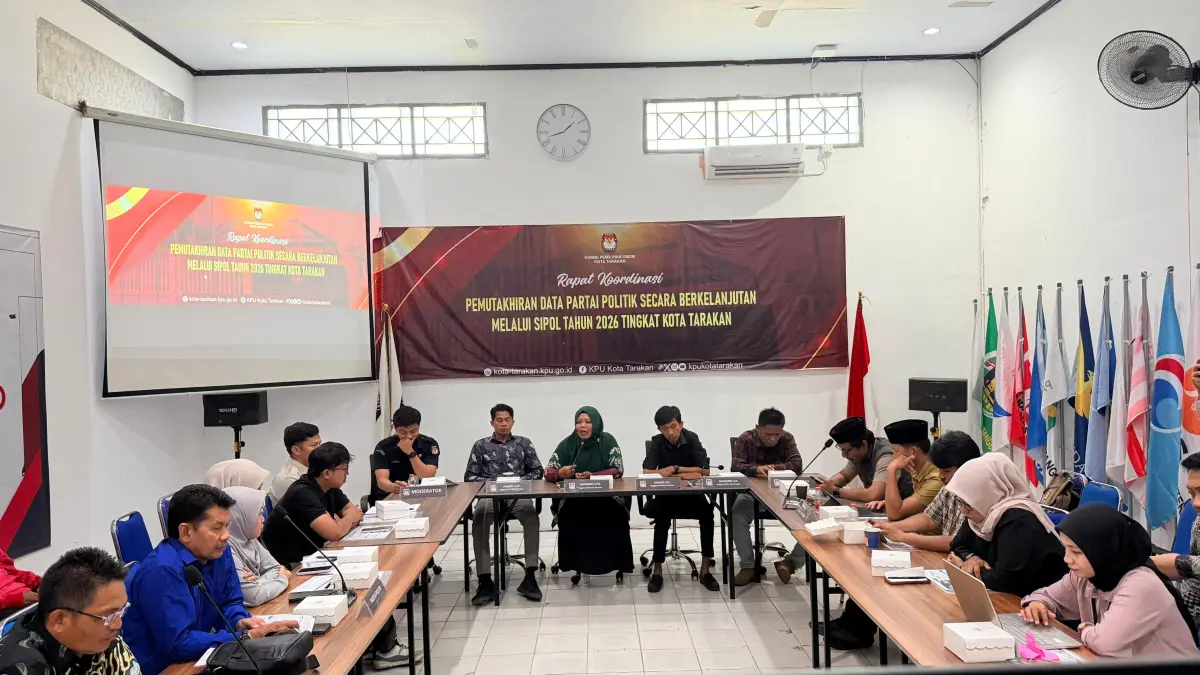 MEMAPARKAN: Suasana pertemuan KPU Tarakan bersama perwakilan partai politik dalam kegiatan sosialisasi pemutakhiran data partai politik melalui SIPOL. AGUS DIAN ZAKARIA/RADAR TARAKAN