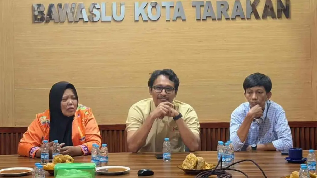 MEMATANGKAN : Bawaslu Tarakan berkoordinasi dengan KPU Tarakan terkait pengawasan pemutakhiran data partai politik melalui Sistem Informasi Partai Politik (SIPOL). AGUS DIAN ZAKARIA/RADAR TARAKAN