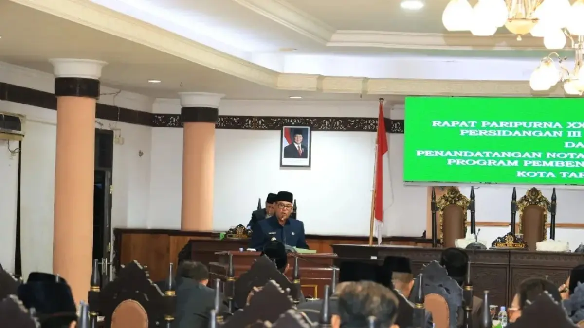 MENYAMPAIKAN: Plt Wali Kota Tarakan, Ibnu Saud Is membacakan pandangan Pemerintah Kota Tarakan terkait Program Pembentukan Peraturan Daerah (Propemperda) Tahun 2026. AGUS DIAN ZAKARIA/RADAR TARAKAN