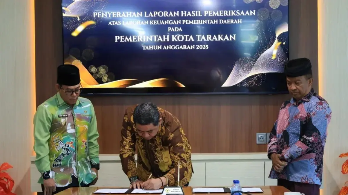 PENYERAHAN: Plt Wali Kota Tarakan, Ibnu Saud Is menerima Laporan Hasil Pemeriksaan (LHP) atas Laporan Keuangan Pemerintah Daerah Tahun Anggaran 2025 dari BPK Perwakilan Kaltara. AGUS DIAN ZAKARIA/RADAR TARAKAN