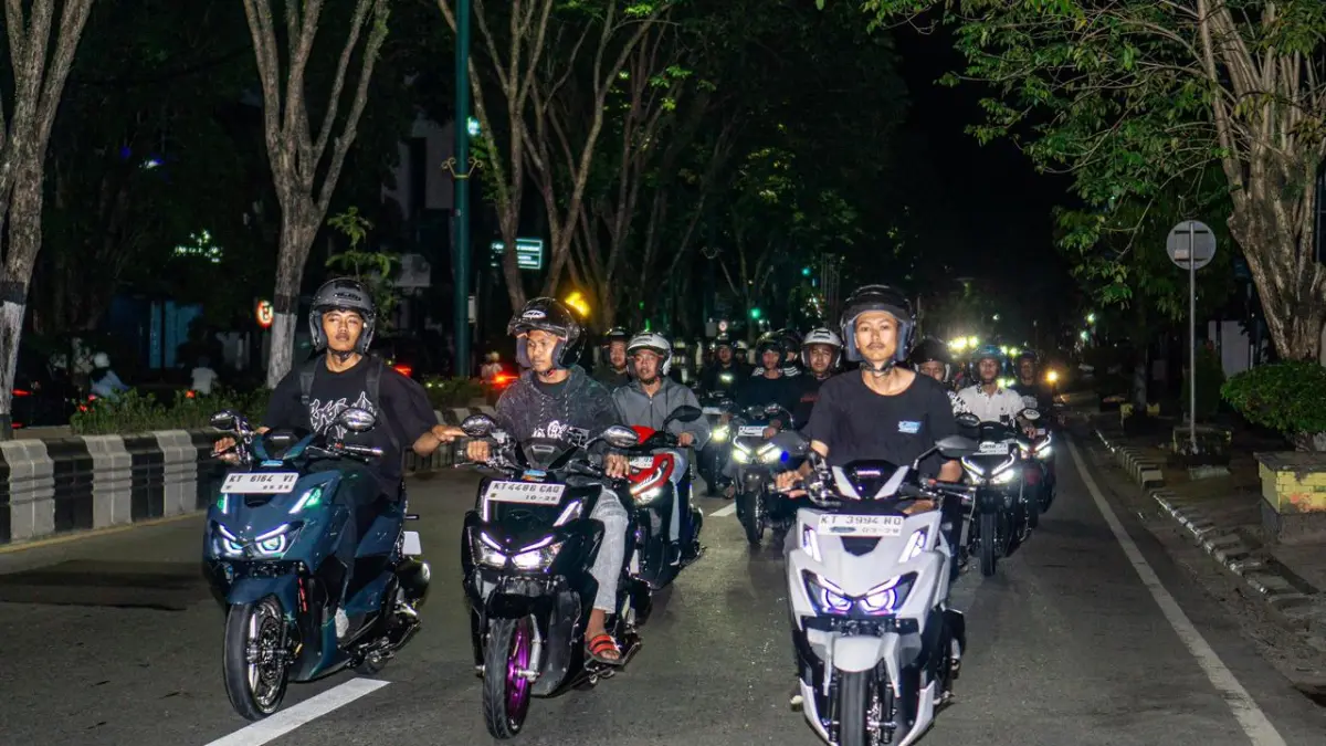 Anggota komunitas sepeda motor melakukan konvoi tertib saat kegiatan night ride