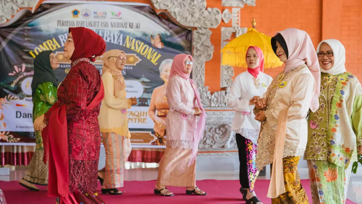 FASHION SHOW: Lansia mengikuti fashion show dalam peringatan HLUN Ke-30. FOTO: RADAR TARAKAN