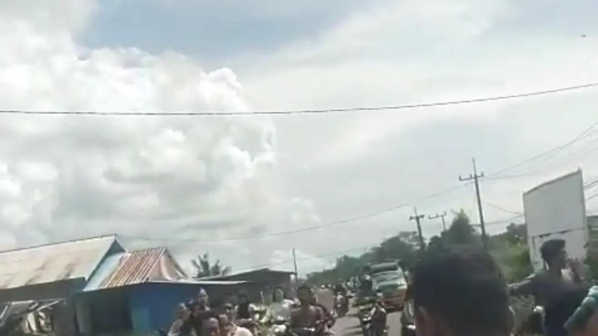 KEMBALI PULANG : Warga pesisir Pantai Amal kembali ke rumah masing-masing setelah BMKG mencabut peringatan dini tsunami dan kondisi Kota Tarakan dinyatakan aman, Senin (8/6). AGUS DIAN ZAKARIA/RADAR TARAKAN
