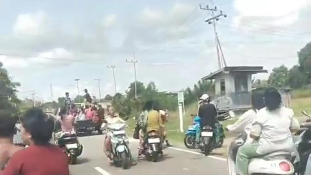 KEMBALI : Ribuan masyarakat kembali ke rumah masing-masing pasca dicabutnya peringatan dini tsunami. ISTIMEWA